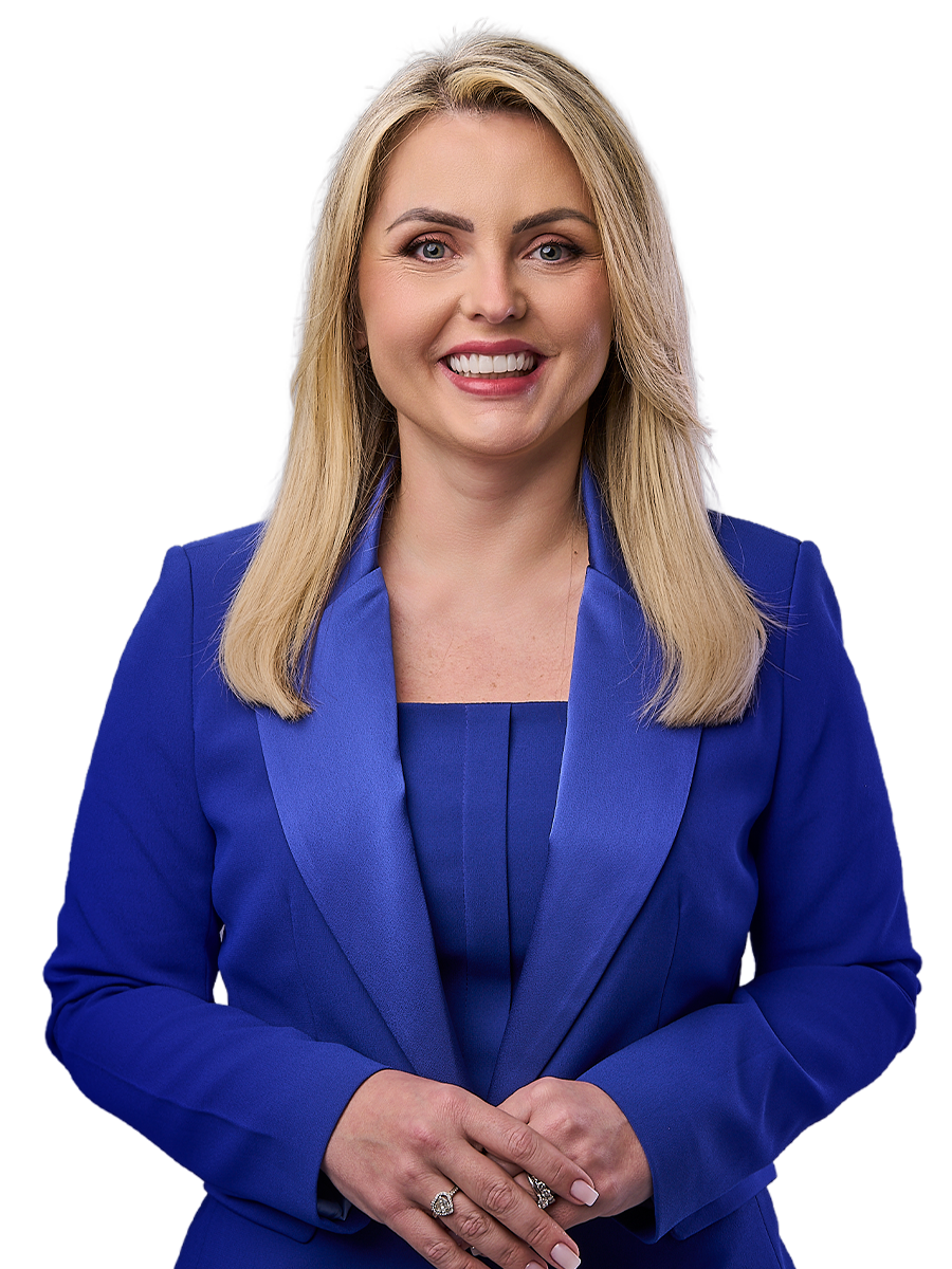 Clariana Barão sorrindo, de blazer azul, retrato oficial da campanha